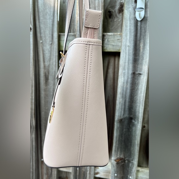 🎉Host Pick!🎉 Michael Kors Large Jet Set Travel Tote in Buff - Picture 6 of 9